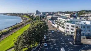 West End Precinct 2 Bedroom Apartment close to walkway and ocean - Oakura