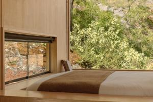Earth Tones - Cozy, Intimate Haven with Bedside Mountain View