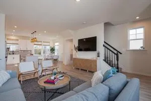 New Intown Waterfront Townhome wPool & Location - إيستون