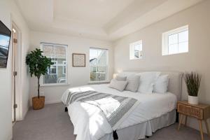 New Intown Waterfront Townhome wPool & Location