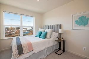 New Intown Waterfront Townhome wPool & Location