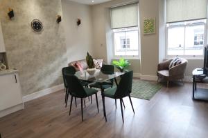 Quaint Retreat In The Historic District Local