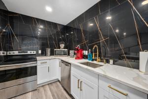 Charming 1BR Heights Apt with Pool and Free Park