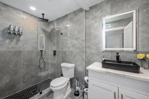 Charming 1BR Heights Apt with Pool and Free Park