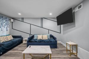 Charming 1BR Heights Apt with Pool and Free Park