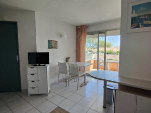 Appartement Bord de Mer - Climatisation, Balcon, Parking et Piscine - FR-1-801-3