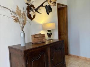 Maisons de vacances Gite authentique avec spa, tennis et jardin paysager – Draps et menage inclus, calme campagnard. - FR-1-489-540 : photos des chambres