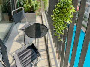 2BR Vinhomes Apartment Swimming pool & villa view