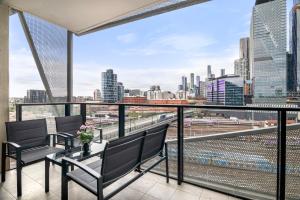 Rooftop Pool 2BR Apartment at Marvel Stadium with Free Parking