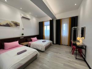 Jk KingCentreHotel A2 9pax 8 Beds 3BedR 2BathR
