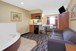 Deluxe Queen Studio Suite - Non-Smoking room in Microtel Inn & Suites by Wyndham Bushnell