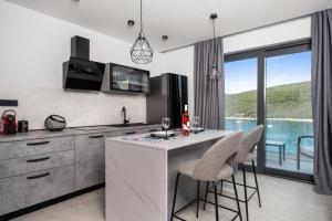 Apartement Mirella 2 "Your romantic sea-view escape in the heart of Rabac"