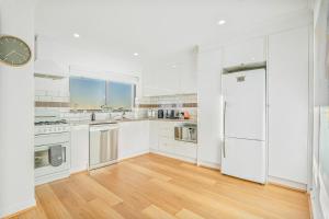 Absolute Beachfront Sandy Feet 2 upstairs 2 bedroom apartment Beach Stayz Semaphore
