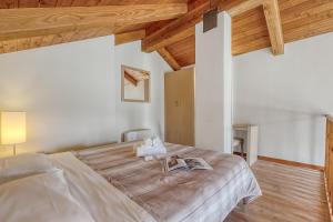 Appartamento Mansardato 2 con 1 Camera da Letto e Balcone