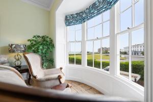 Lux 2 Bedroom Georgian home, hot tub, private garden, sea view, sleeps 6