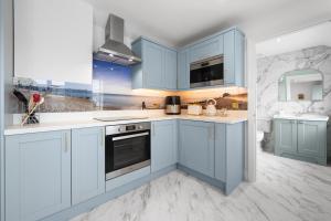 Lux 2 Bedroom Georgian home, hot tub, private garden, sea view, sleeps 6