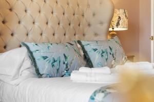 Lux 2 Bedroom Georgian home, hot tub, private garden, sea view, sleeps 6