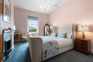 Lux 2 Bedroom Georgian home, hot tub, private garden, sea view, sleeps 6