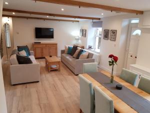 Bright & Airy Pet-Friendly 3BR Home w Garden