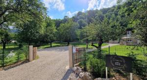 Gîte lEnclos Ô rendez-vous Roquefeuil-Pays de sault- avec jardin