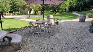 Gîte lEnclos Ô rendez-vous Roquefeuil-Pays de sault- avec jardin