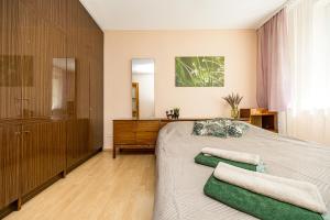 Cozy Central Apartment Near Beach with Parking