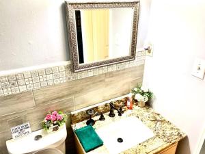 Welcome International Guests-Medical Residents-free shuttle downtown-full kitchen- free parking