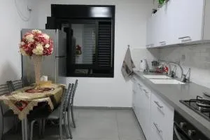 דירה קטנה לנופש בלב גאולה יפיפייה ומטופחת - Nīfī Ya‘qūb