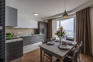 Lovely 1BED Seafront SPB - Flat 4 by Homely