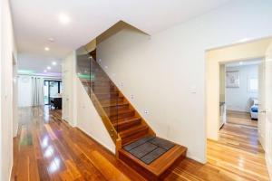 Spacious 5BR 3BA Home w Parking and Yard in Sunnybank M11
