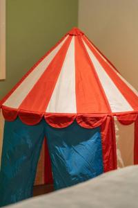 Spacious 5BR 3BA Home w Parking and Yard in Sunnybank M11