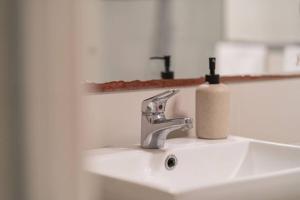 Spacious 5BR 3BA Home w Parking and Yard in Sunnybank M11