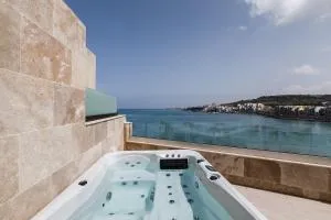 Duplexpenthouse Seafront With Hot Tub By Homely - San Pawl il Bahar
