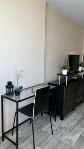 Vista a la playa, cerca del centro con piscina