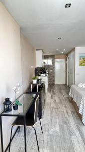 Vista a la playa, cerca del centro con piscina