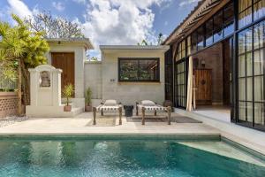 The Pink Joglo, a cheerful 3BDR Villa WPool and Rice-field view.