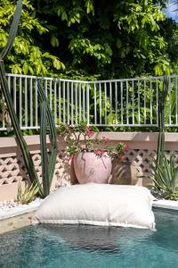 The Pink Joglo, a cheerful 3BDR Villa WPool and Rice-field view.