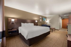 King Suite with Sofa Bed room in Comfort Inn & Suites Fenton