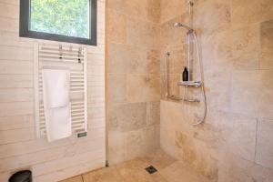 B&B / Chambres d'hotes Lodge Grand Air avec Jacuzzi : photos des chambres