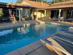 Villas VILLA 4* avec PISCINE dans le bas du village de BORMES les MIMOSAS : photos des chambres