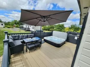 Bee Hive Hot Tub lodge with Free Hoburne Passes - 史云顿