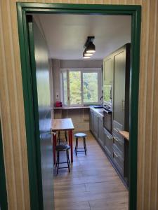 Sejours chez l'habitant Private Room-4 in HANNANA Apartment- 2 min walk To Tram 12 min to Nice train station 15 min to Massena Place : Chambre Lits Jumeaux