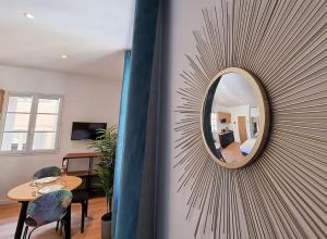 CHIC - Climatisé - 2 pas du port - Place aux Herbes