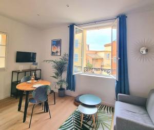 CHIC - Climatisé - 2 pas du port - Place aux Herbes