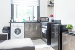 1 BDR Apt By Caledonia Luxe Stays Short Lets & Serviced Accommodation Renton