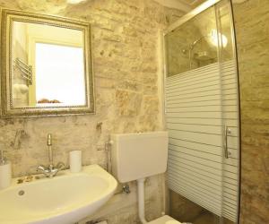 Adamantia 17th Century Room D1