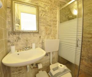 Adamantia 17th Century Room D1