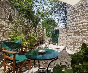 Adamantia 17th Century Room D1