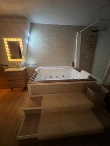 Appartements Loft ravissant 45m2 Jacuzzi RVB NIGHT 2 : photos des chambres