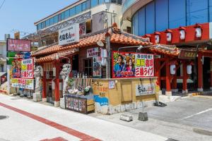 恩納村の飲食店多数 徒歩圏内のエリア 最大8名貸切 コンビニ徒歩30秒 ビーチまで徒歩3分 aコーディアルステイ1F